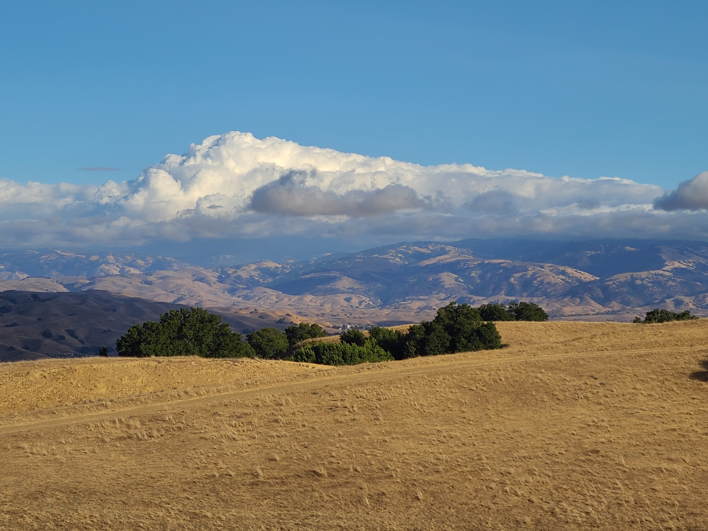 An image depicting the trail Ridgeline and Thermalito Loop Trail and its surrounding area.