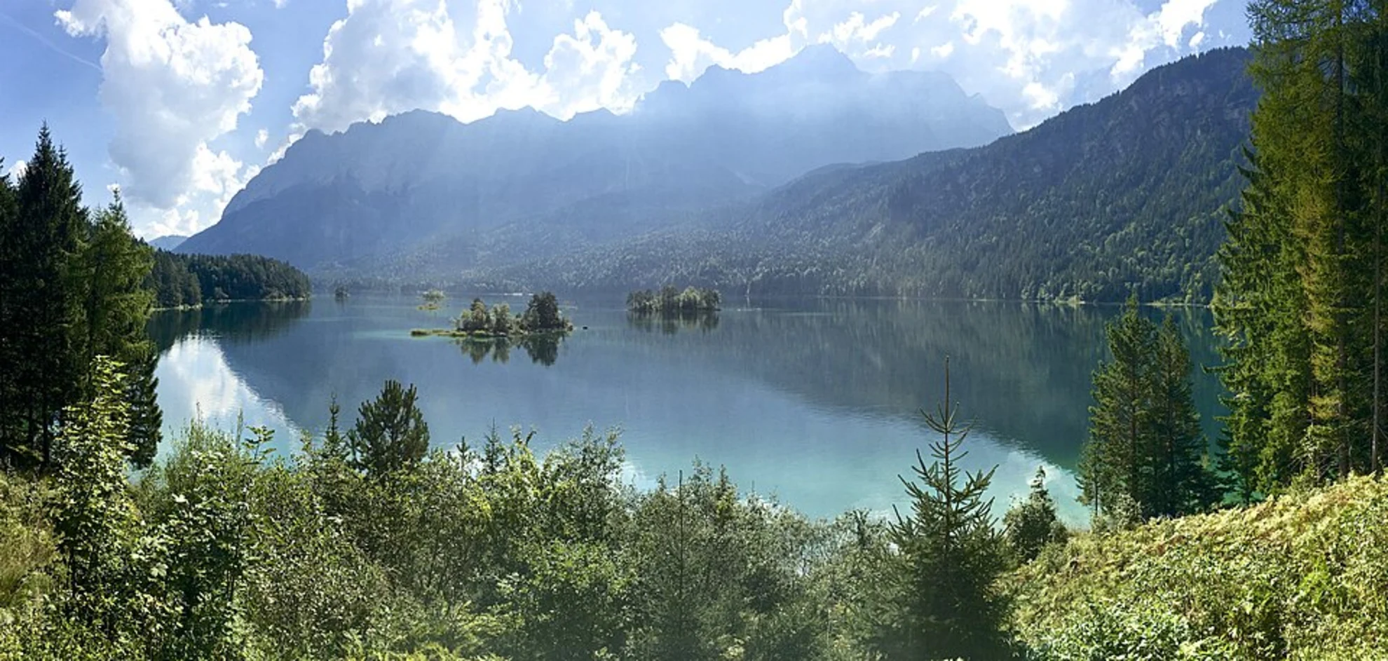 An image depicting the trail Eibsee Bank Scenic Walk and its surrounding area.