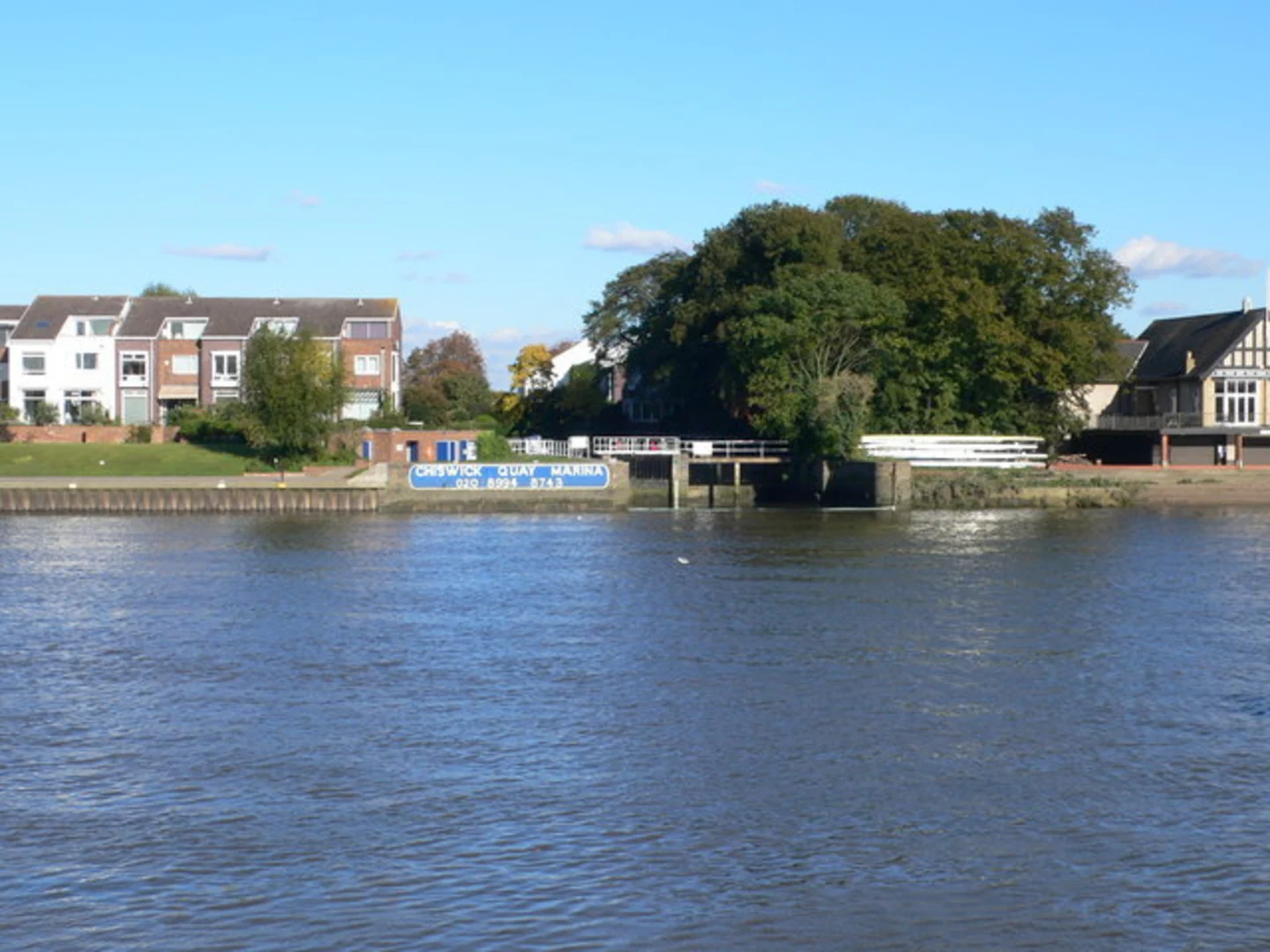 An image depicting the trail Chiswick Riverside Walk and its surrounding area.