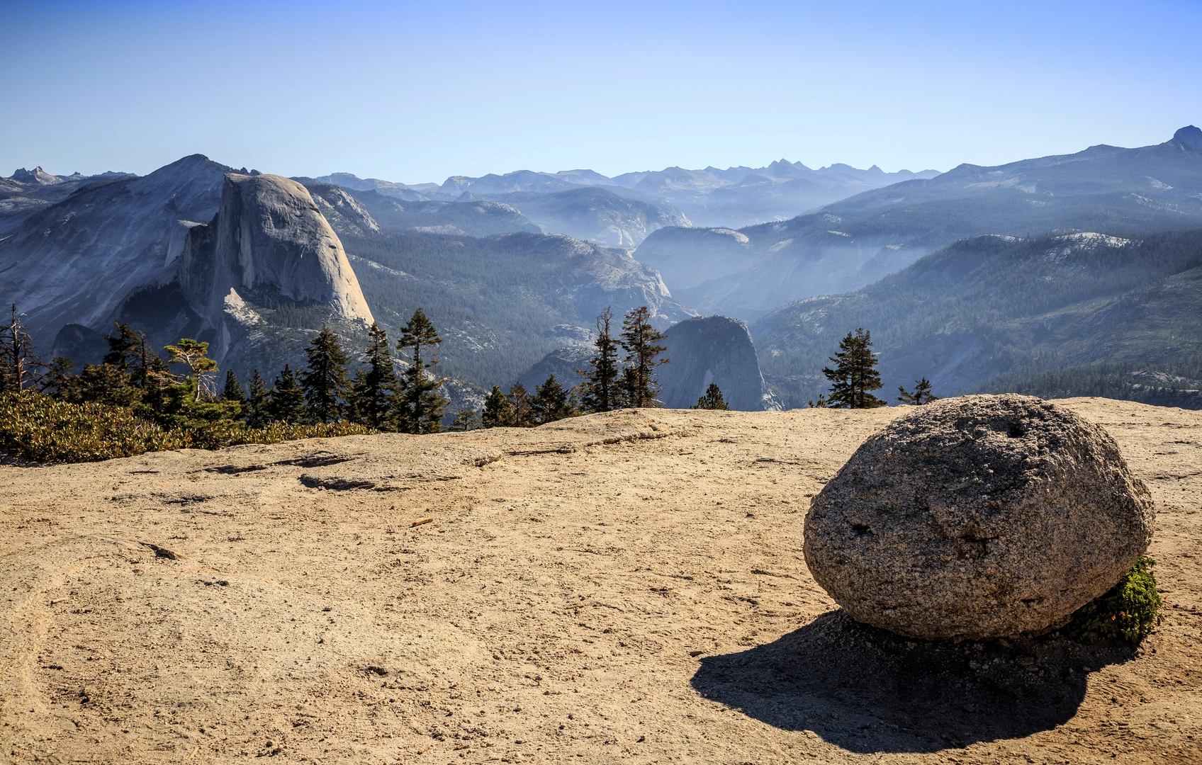 An image depicting the trail Taft Point and Sentinel Dome Loop Trail and its surrounding area.