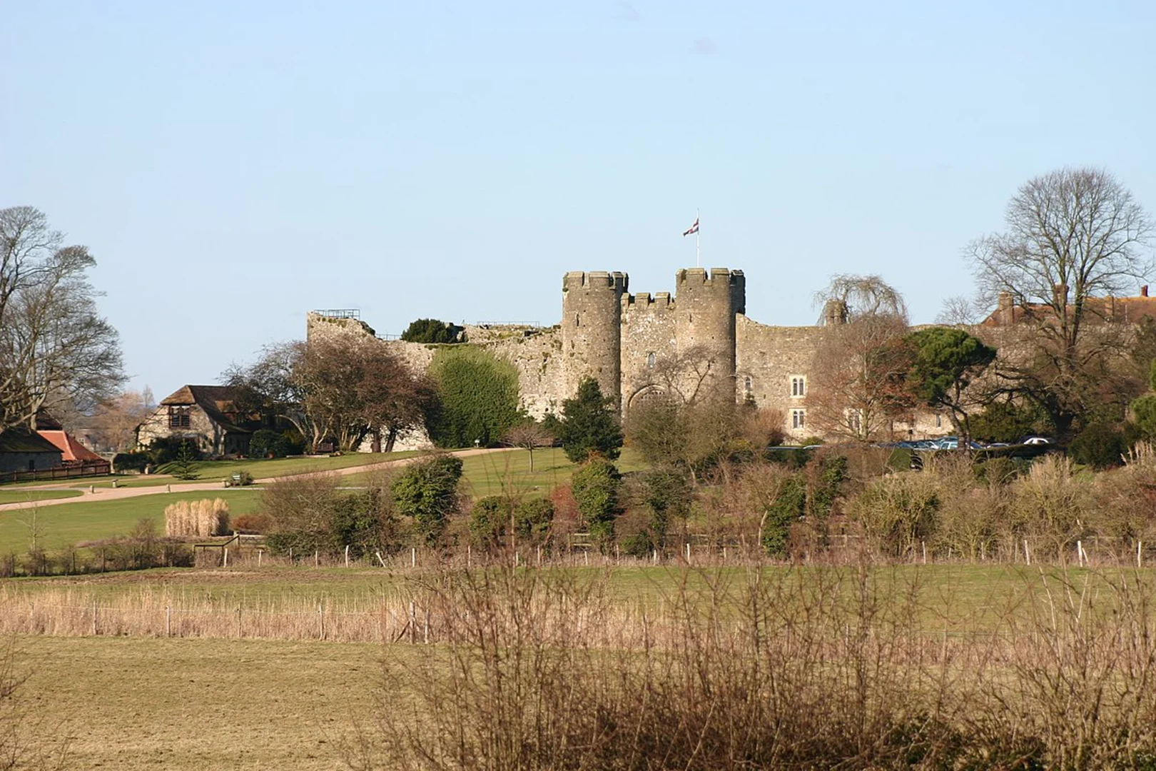 An image depicting the trail Amberley Castle via Wey South Path and its surrounding area.