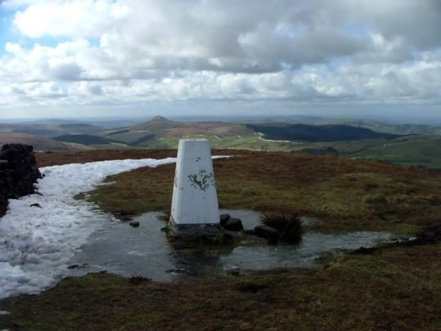 An image depicting the trail Shining Tor Walk and its surrounding area.
