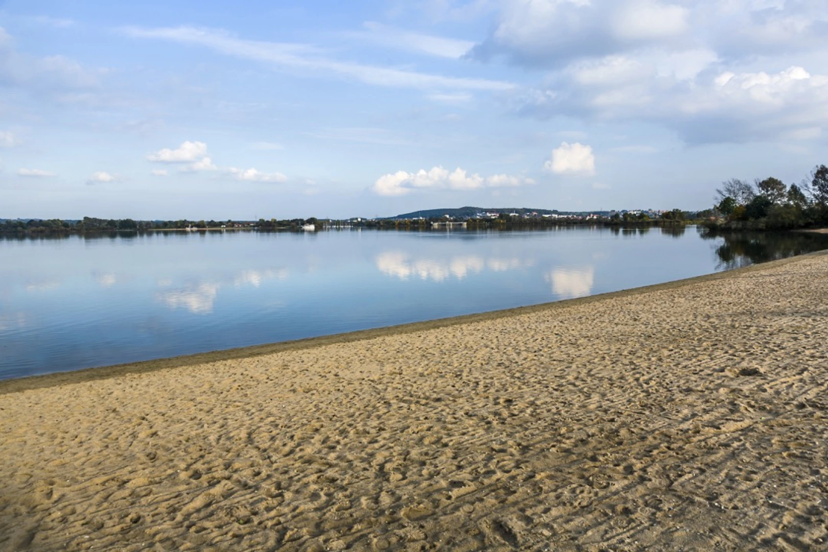 An image depicting the trail Altmülthal Panoramaweg and its surrounding area.