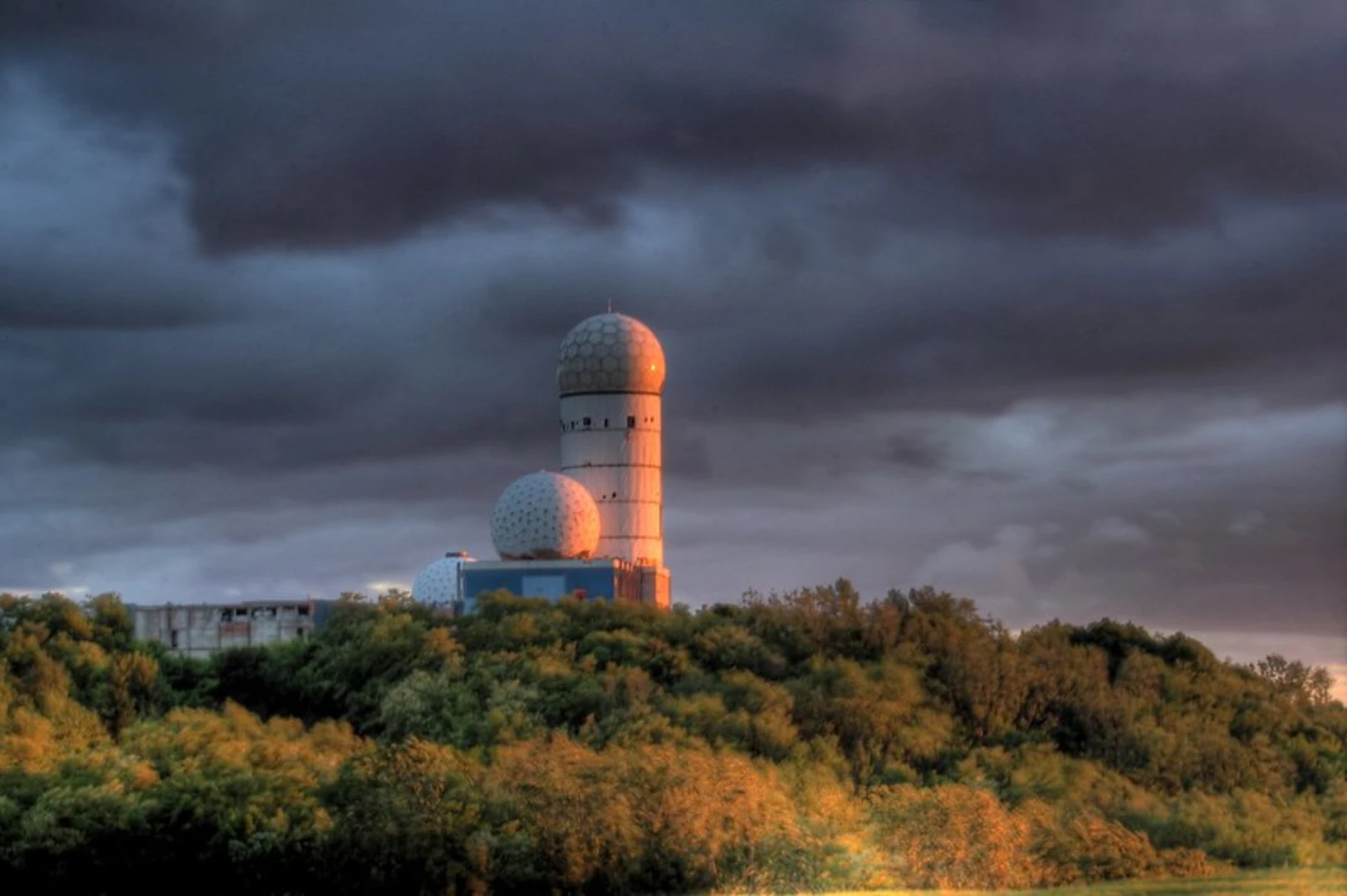 An image depicting the trail Teufelsberg Loop and its surrounding area.