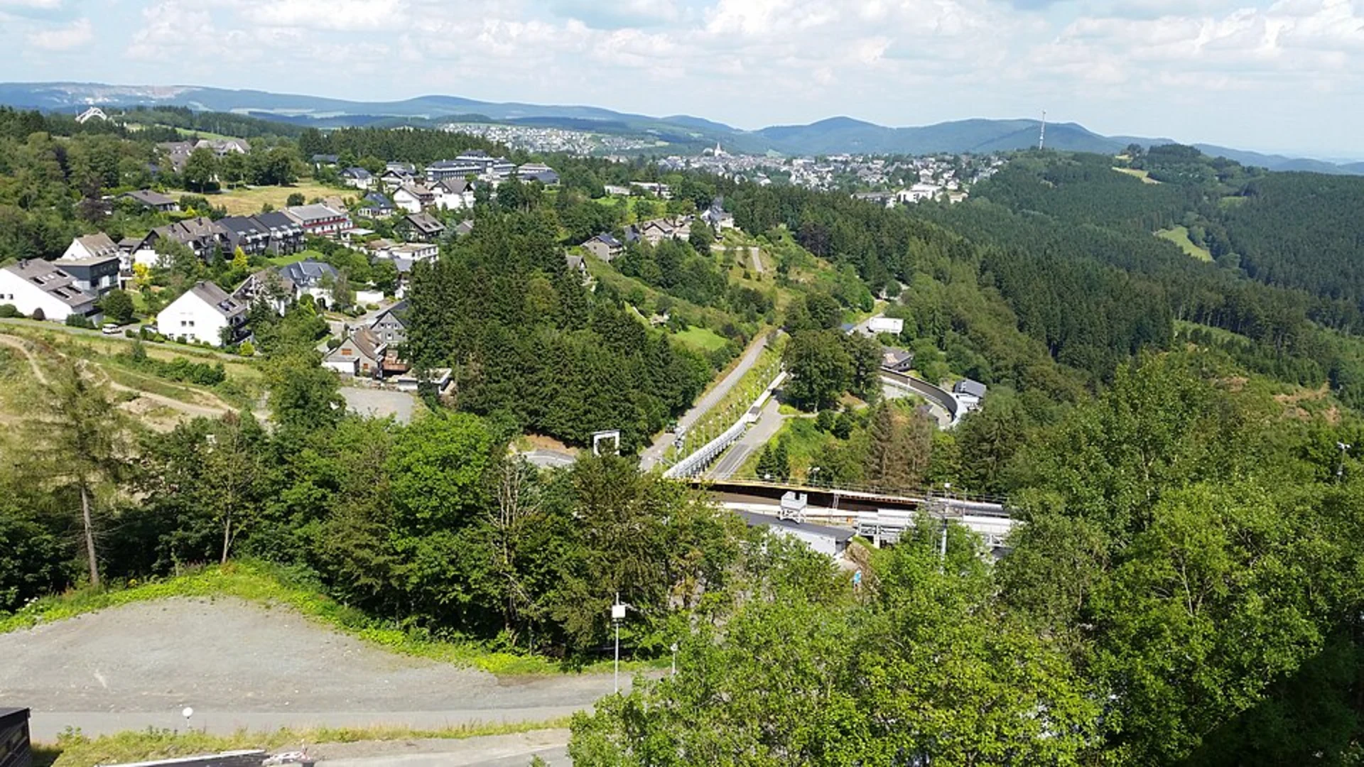 An image depicting the trail Ruhrkopf via Winterberg Rundweg and Ruhrquelle Rundweg and its surrounding area.