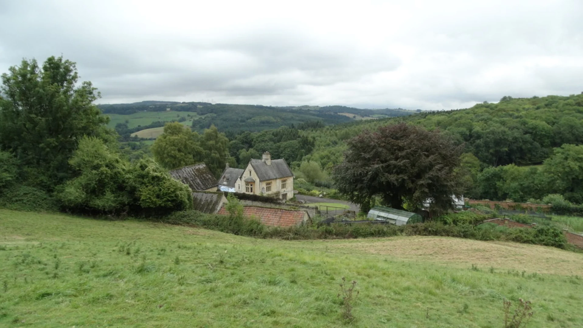 An image depicting the trail Cheltenham and Leckhampton CIrcular Walk and its surrounding area.