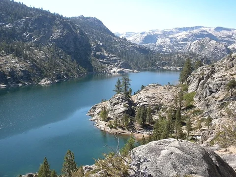 An image depicting the trail Dorothy Lake via Huckleberry Trail and Lunch Meadow Trail and its surrounding area.