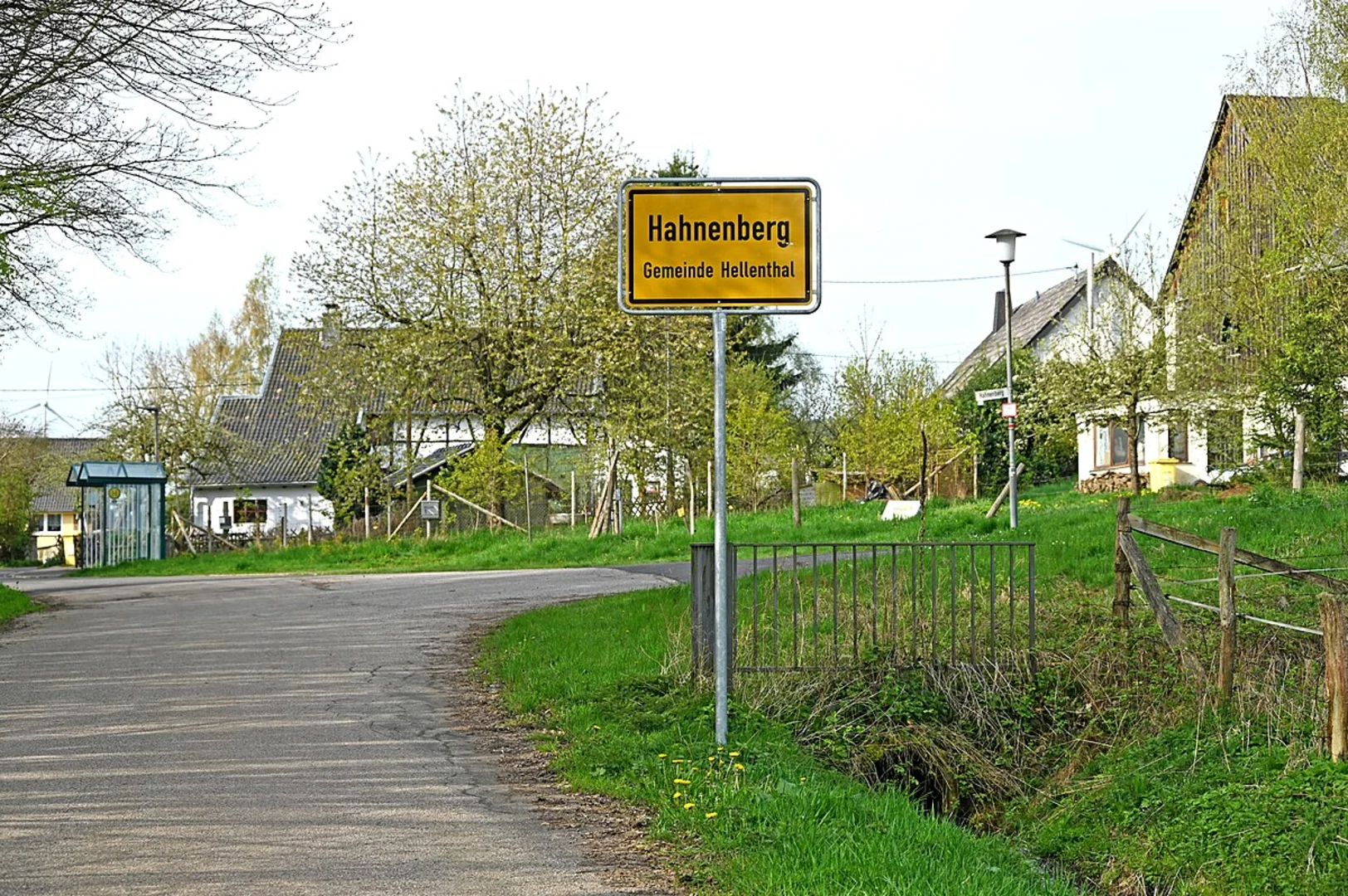 An image depicting the trail Fischweiher Randsbach and Angelweiher Petri Heil via Schauinslandweg Hangard and its surrounding area.