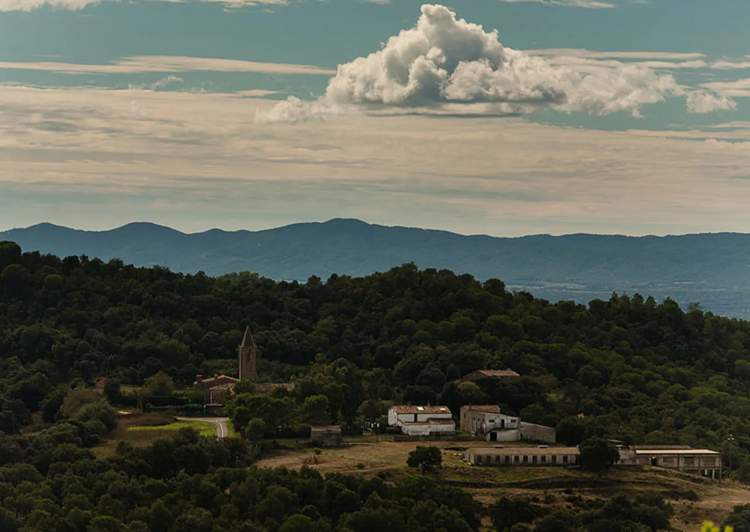 An image depicting the trail Coll de Llumeneres - Vinyoles PR C 100 - 2 and its surrounding area.