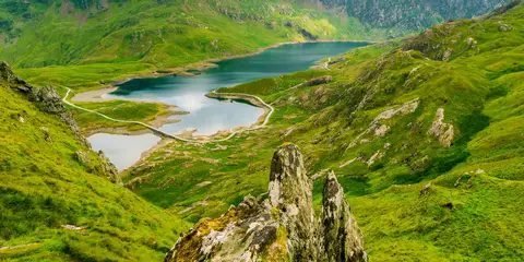 An image depicting the trail Y Lliwedd and Snowdon from Pen-y-pass and its surrounding area.