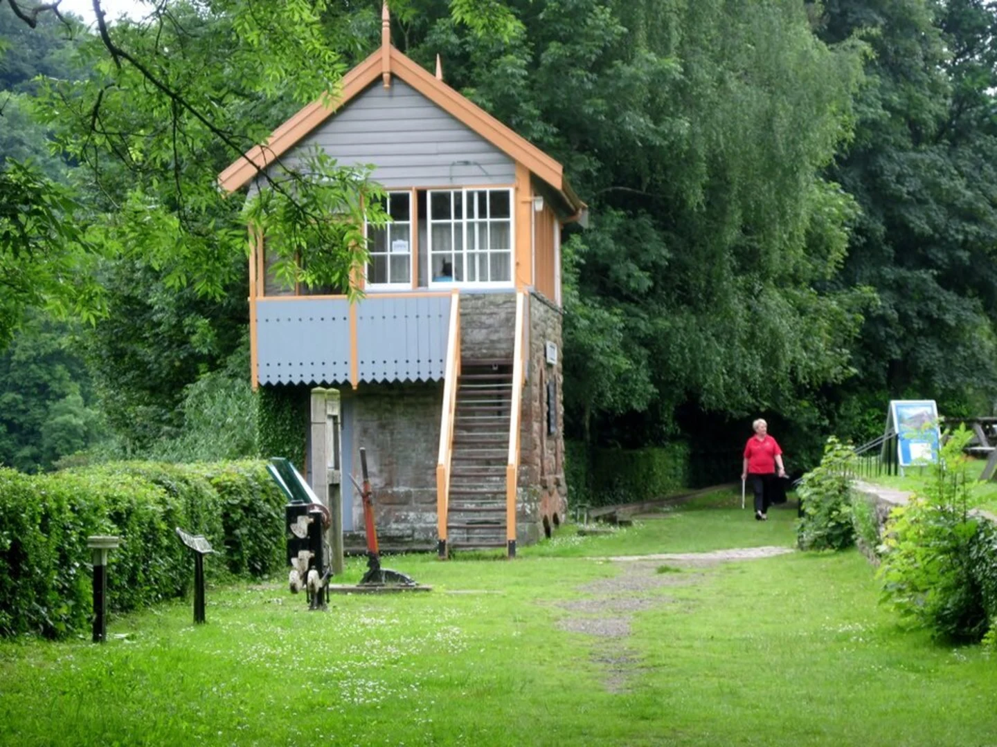 An image depicting the trail Tintern Old Station Loop and its surrounding area.