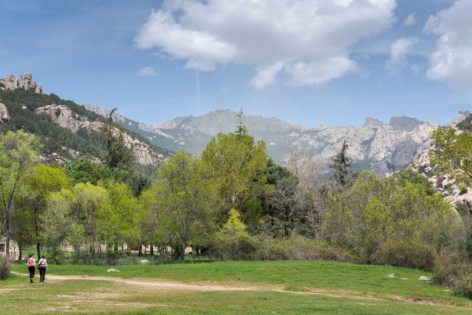 An image depicting the trail Shapes of La Pedriza Short Trail and its surrounding area.