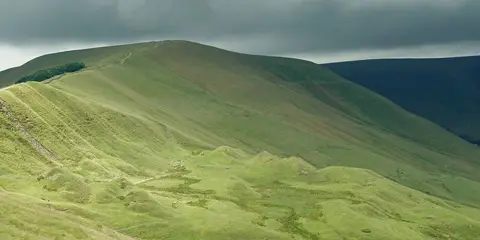 An image depicting the trail Rushup Edge and Edale from Mam Nick and its surrounding area.