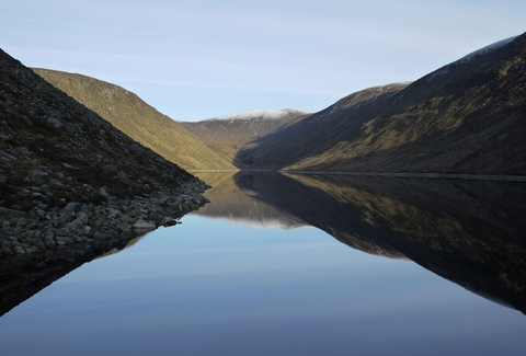 An image depicting the trail Ben Crom Reservoir and Slieve Binnian Loop and its surrounding area.