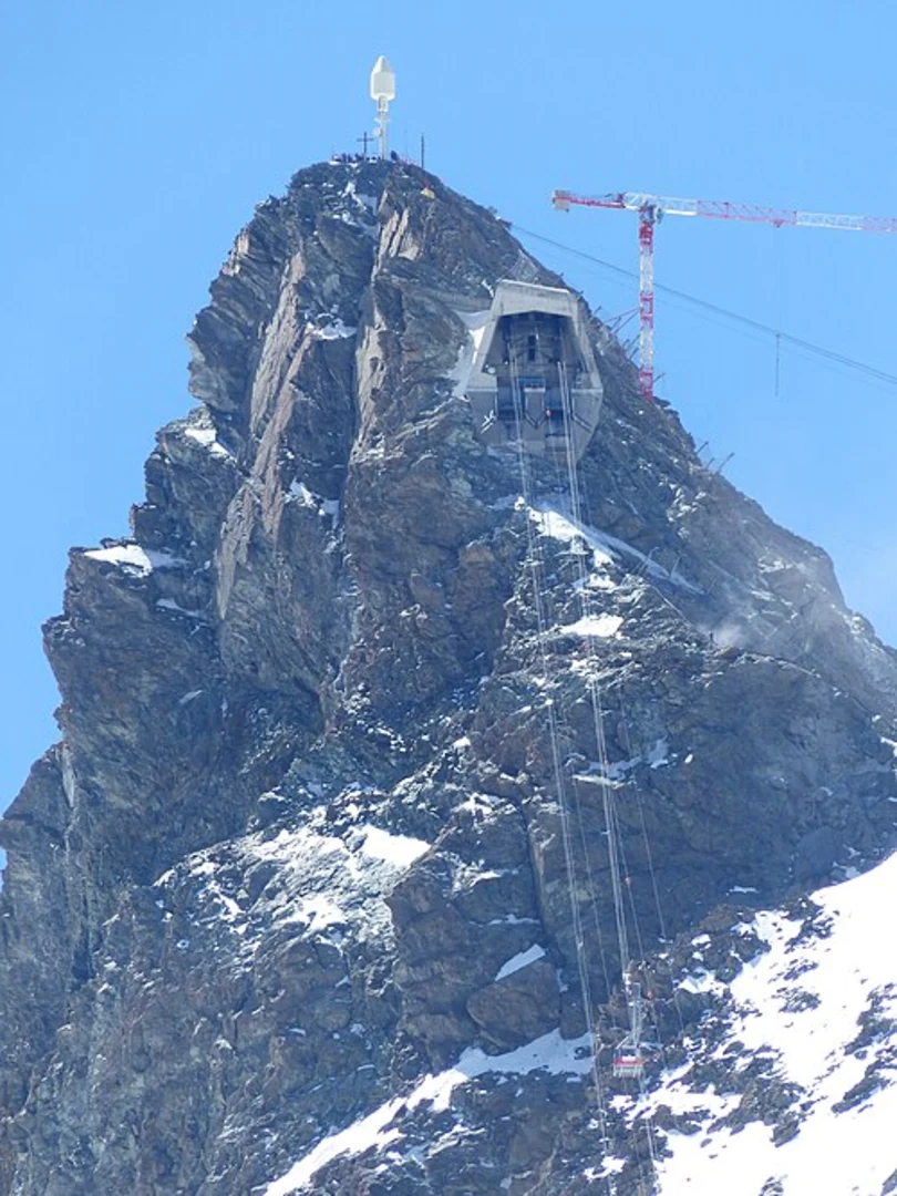 An image depicting the trail Kleines Matterhorn via Hardtkopfrundweg and its surrounding area.