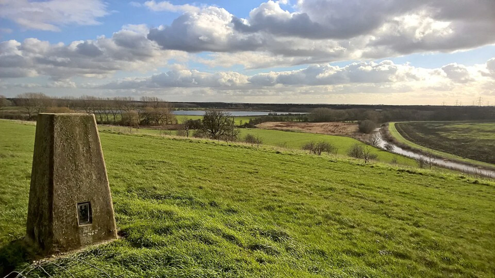 An image depicting the trail Collingham to North Clifton Loop via Besthorpe Nature Reserve and River Trent and its surrounding area.