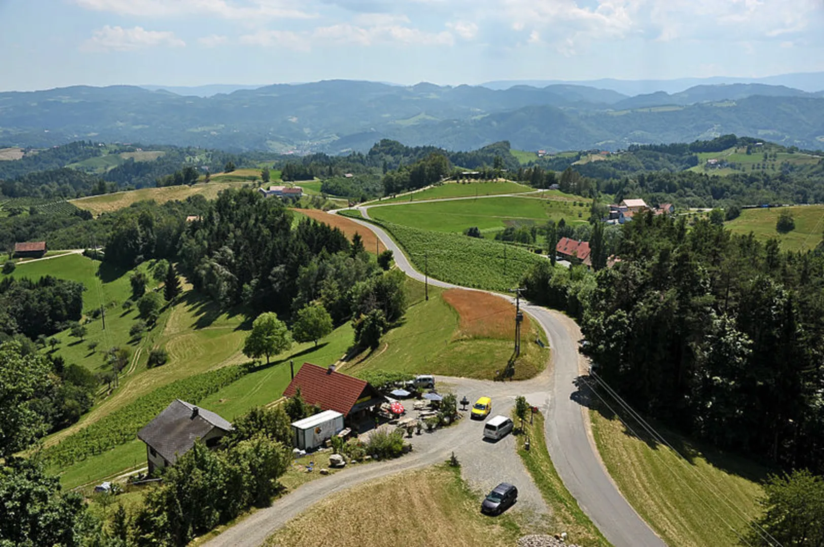 An image depicting the trail Großkleiner Harmonieweg and its surrounding area.