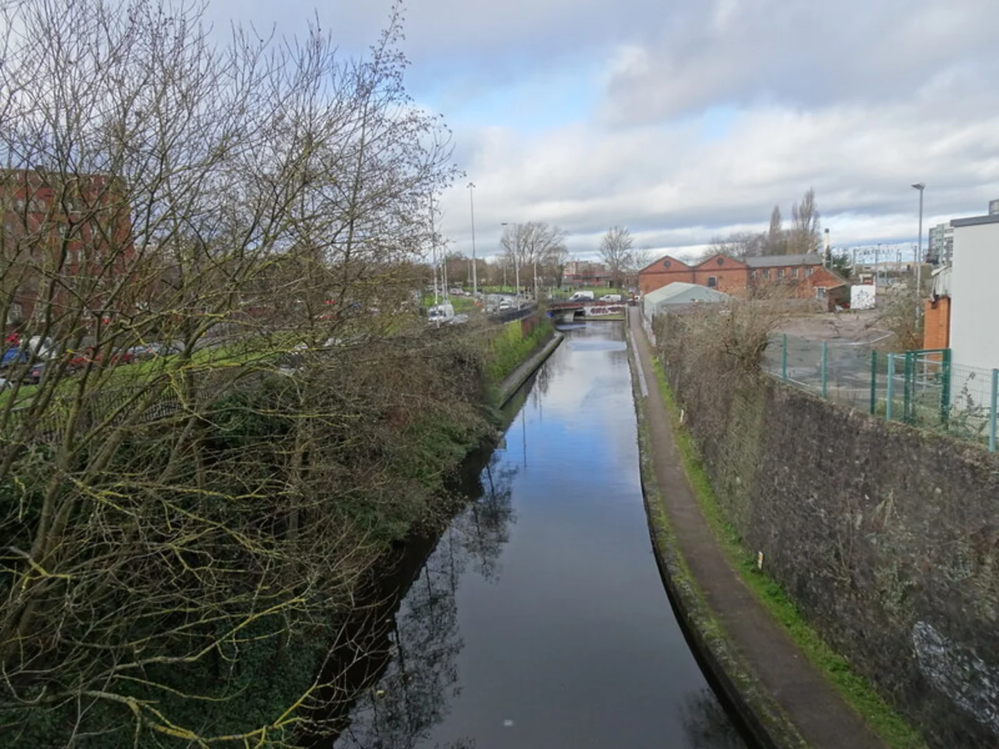 An image depicting the trail Wolverhampton Canal Walk and its surrounding area.