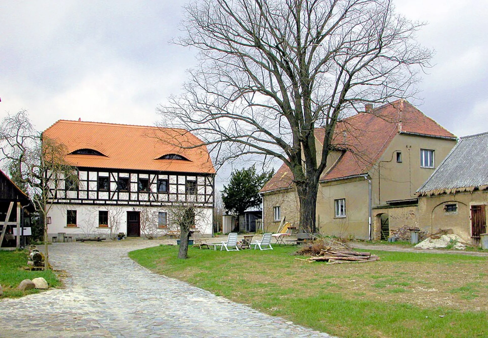 An image depicting the trail Grüngürtel Wanderweg and Langschneise Loop and its surrounding area.
