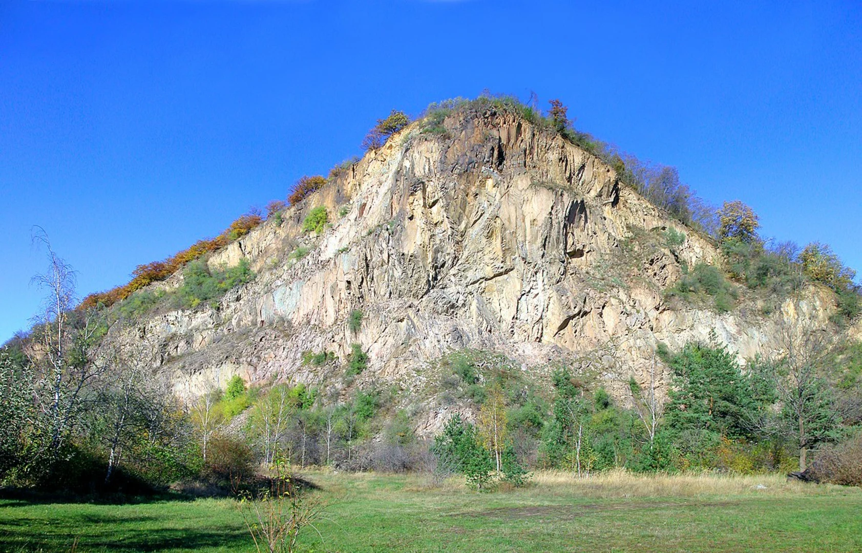 An image depicting the trail Boselspitze and Karlshoehe via Elberadweg and Rautenbergweg and its surrounding area.