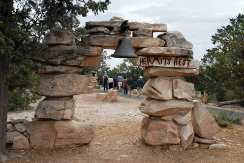An image depicting the trail Tonto Trail - Hermit Trail to Bright Angel Trail and its surrounding area.
