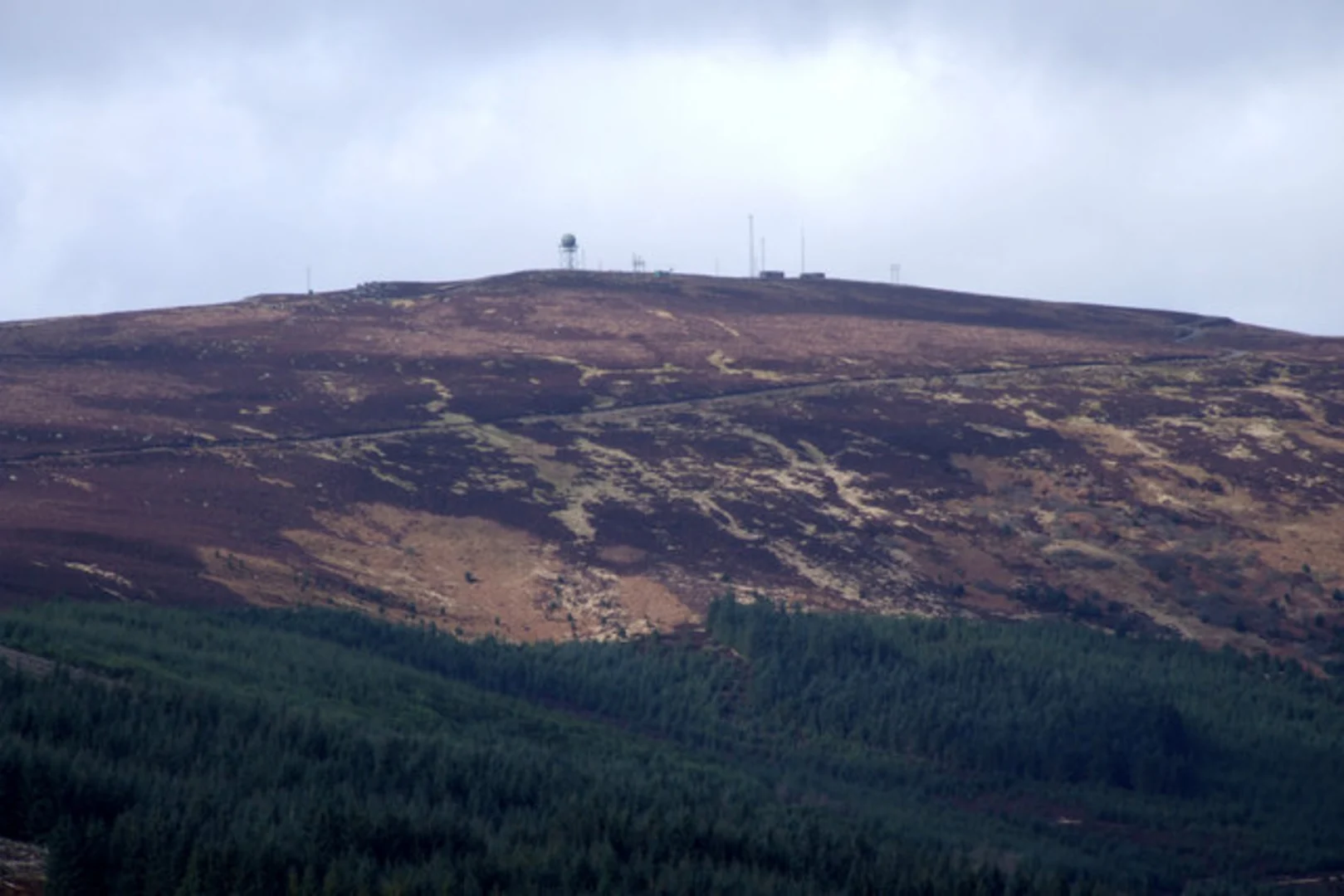 An image depicting the trail Deadwater Fell and its surrounding area.