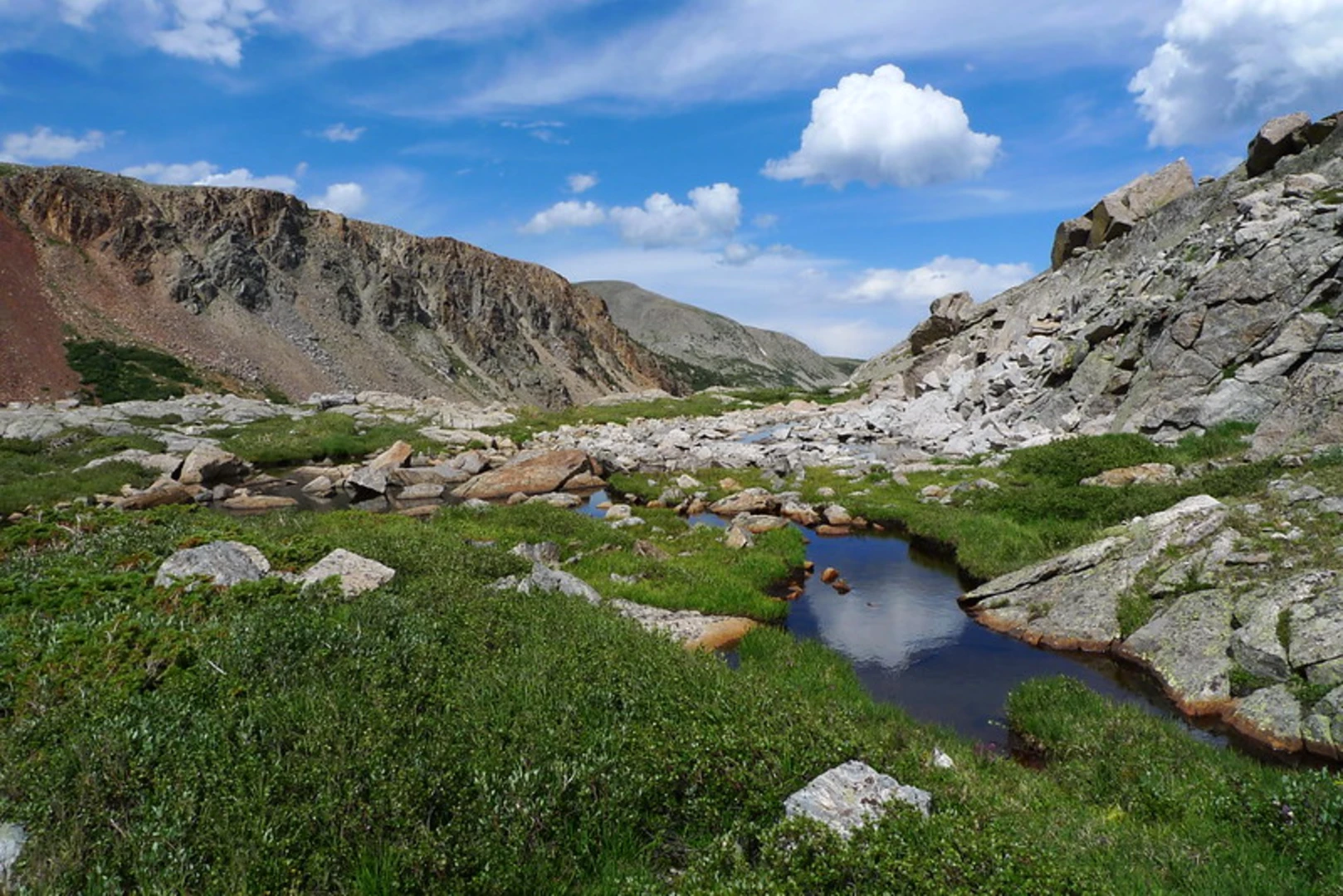 An image depicting the trail Long Lake and Lake Isabelle via Pawnee Pass Trail and its surrounding area.