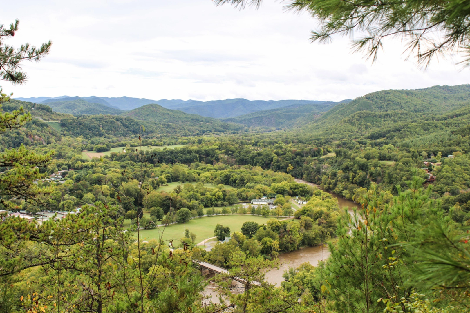 An image depicting the trail Roundtop Ridge Trail and its surrounding area.
