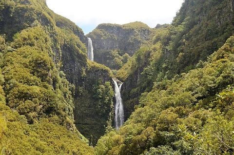 An image depicting the trail PR 6 Levada das 25 Fontes and its surrounding area.