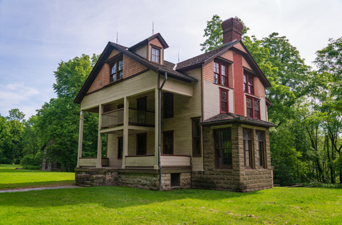 An image depicting the trail Little Calumet River - Mnoké Prairie Trail and its surrounding area.