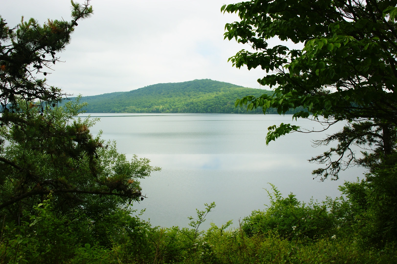 An image depicting the trail Round Valley Road and its surrounding area.
