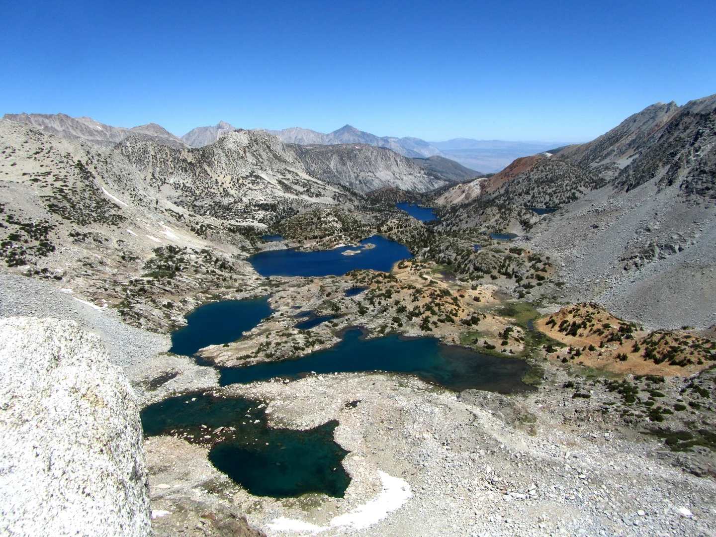 An image depicting the trail Bishop Pass Trail via South Lake and its surrounding area.
