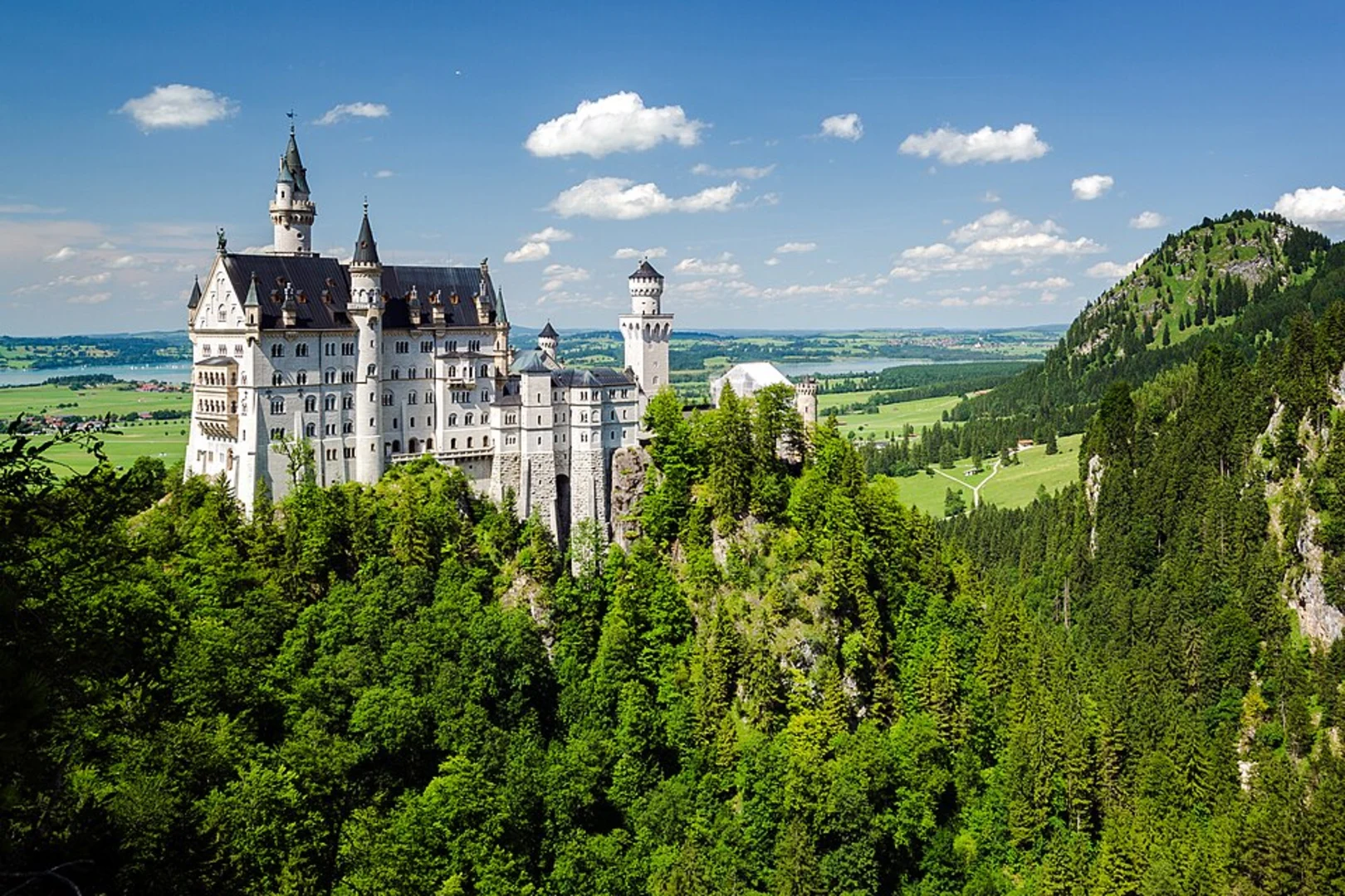 An image depicting the trail Queen Mary's Bridge and Neuschwanstein Castle Loop via Neuschwansteinstraße and its surrounding area.