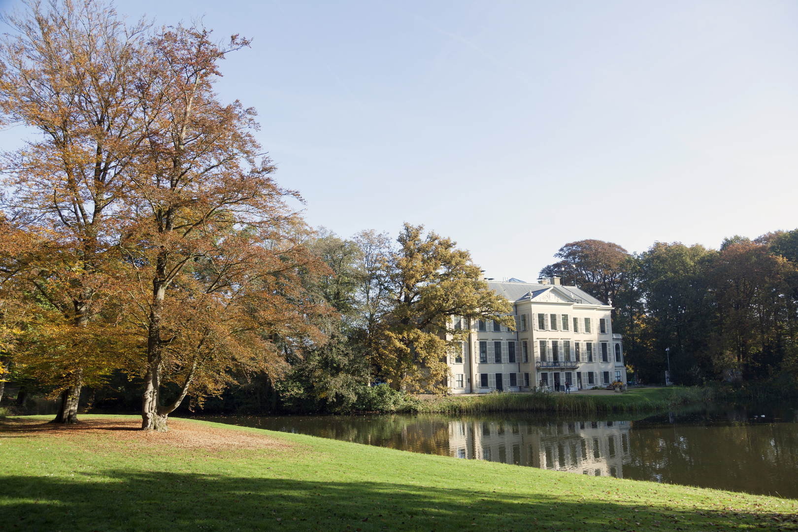An image depicting the trail Kasteel Broekhuizen, Darthuizerberg and Schevichoven Loop and its surrounding area.