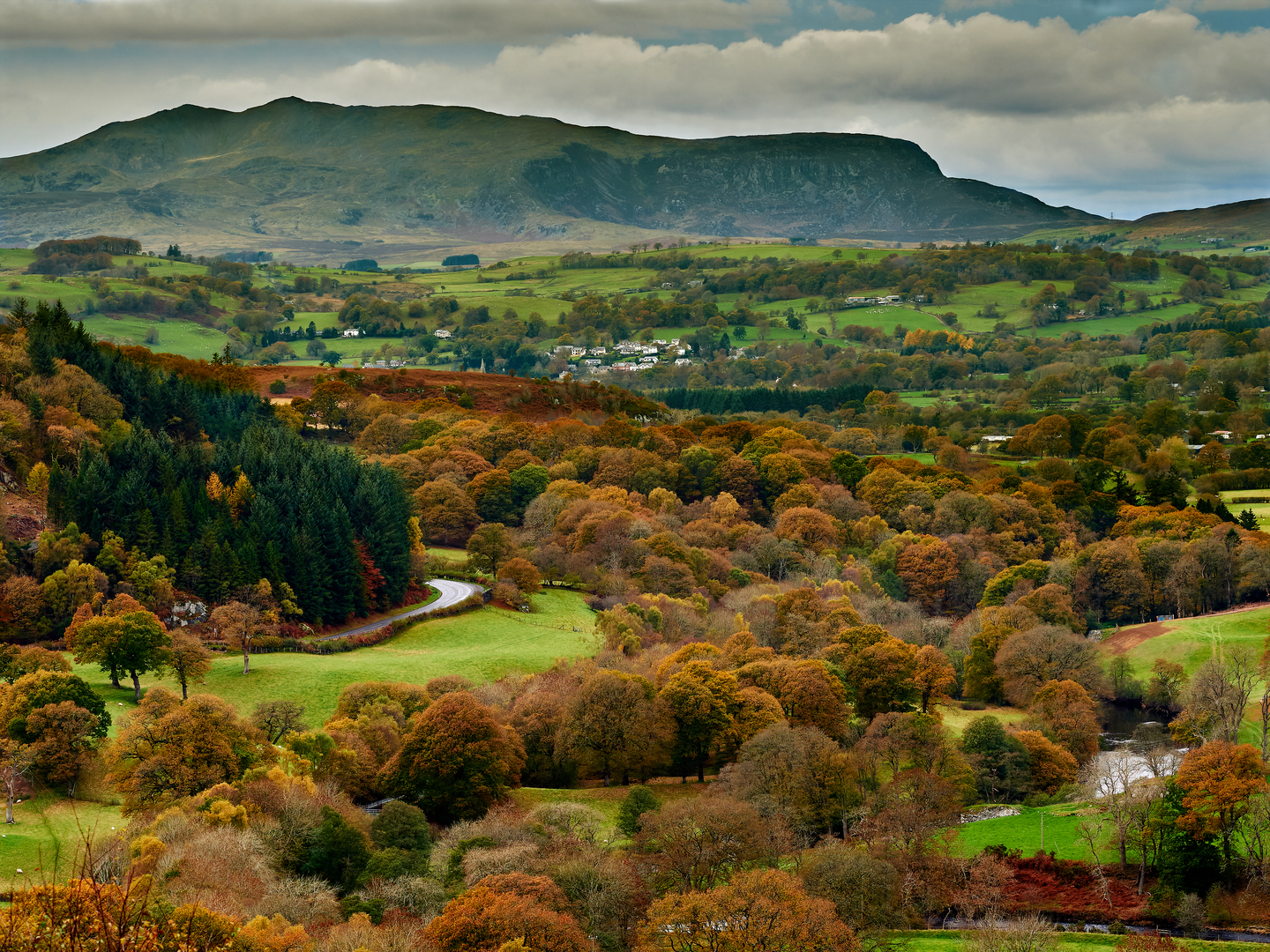 An image depicting the trail Arenig Fawr from Arenig near Llyn Celyn - Route A and its surrounding area.