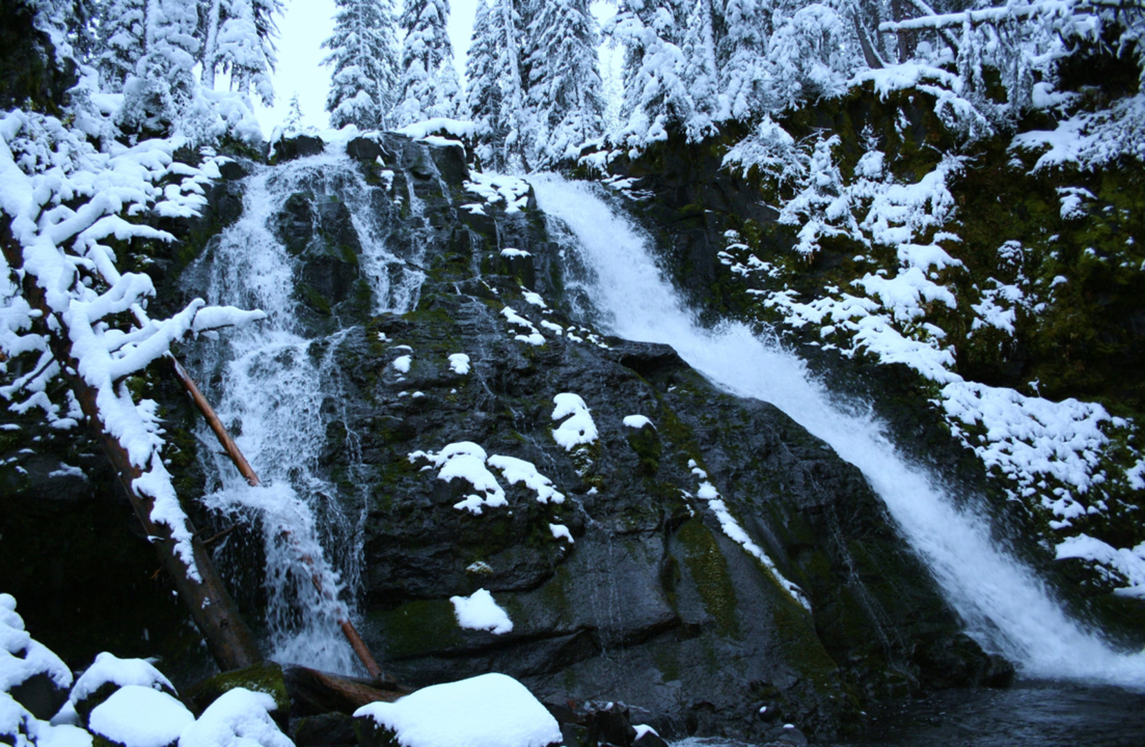 An image depicting the trail Hyalite Creek Trail to Hyalite Lake and its surrounding area.