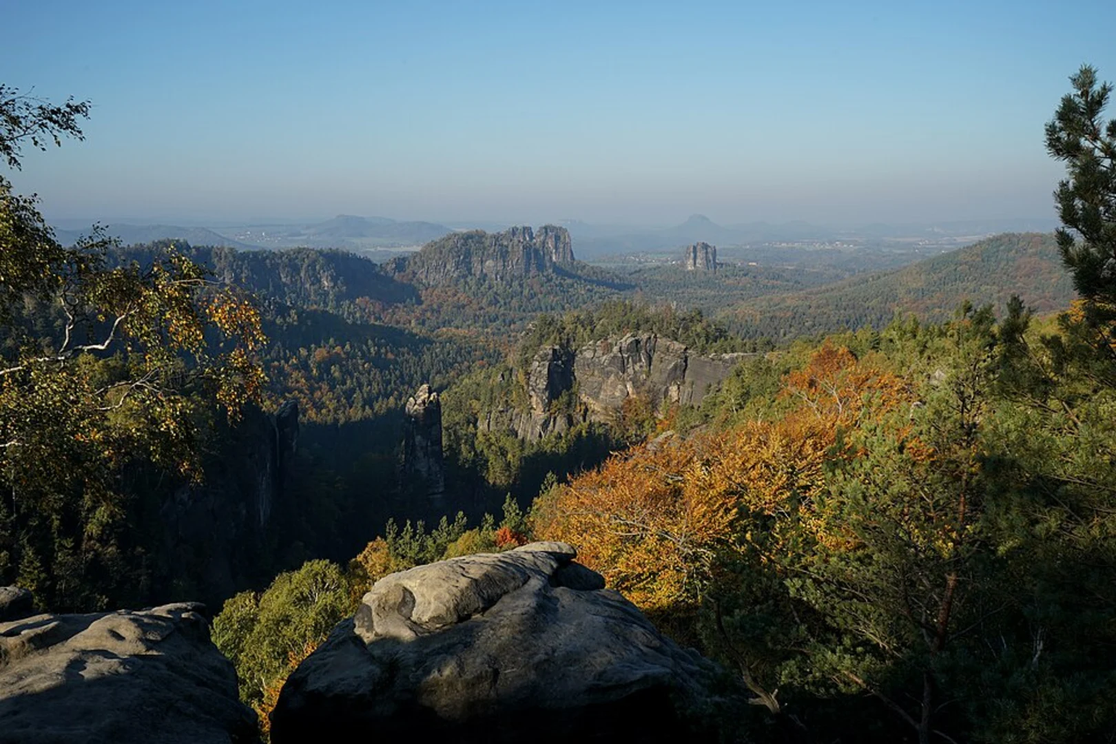 An image depicting the trail Carolafelsen and Kleines Prebischtor via MalerwegLoop and its surrounding area.