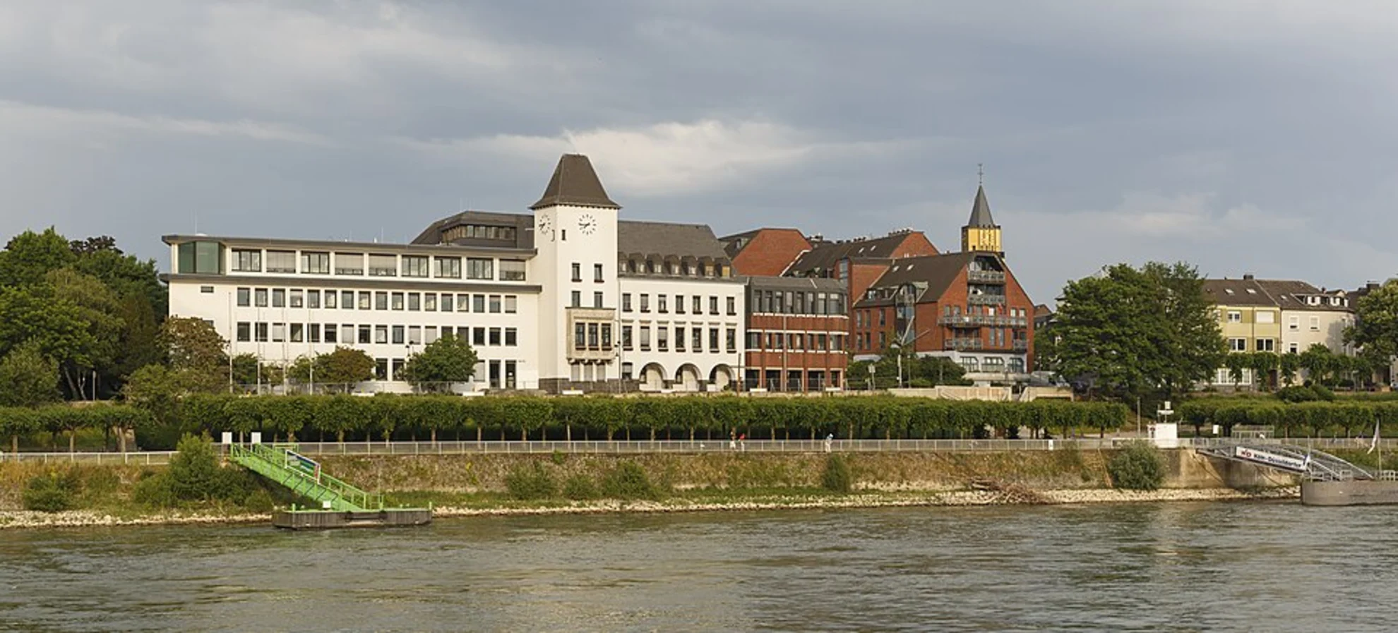 An image depicting the trail Heinrich-Lübke-Ufer to Siegfriedstraße via Kölnpfad and its surrounding area.
