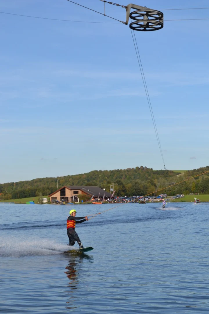 An image depicting the trail Rother Valley Lake and Meadowgate Lake Loop and its surrounding area.