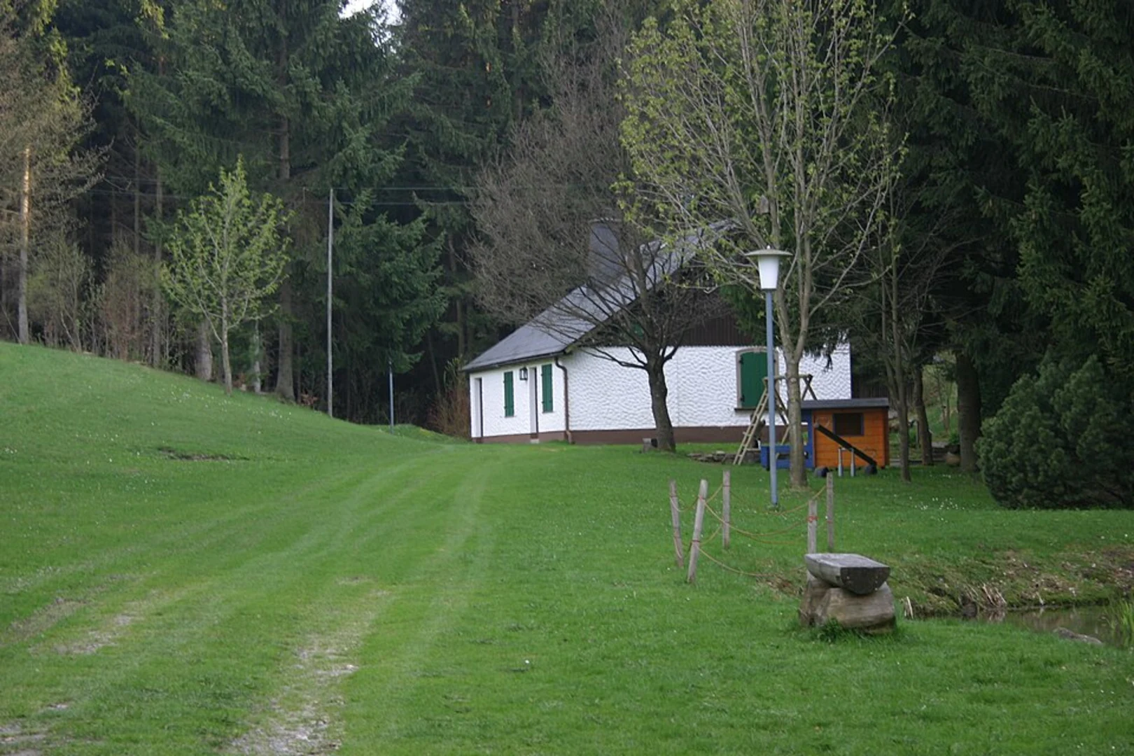 An image depicting the trail Martinshardt and Kindelsberg via Kindelsbergpfad and its surrounding area.