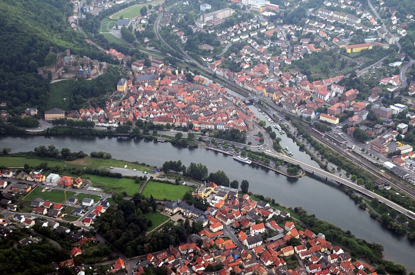 An image depicting the trail Amselweg, Jüdischer Friedhof and Tauber Promenade Loop and its surrounding area.