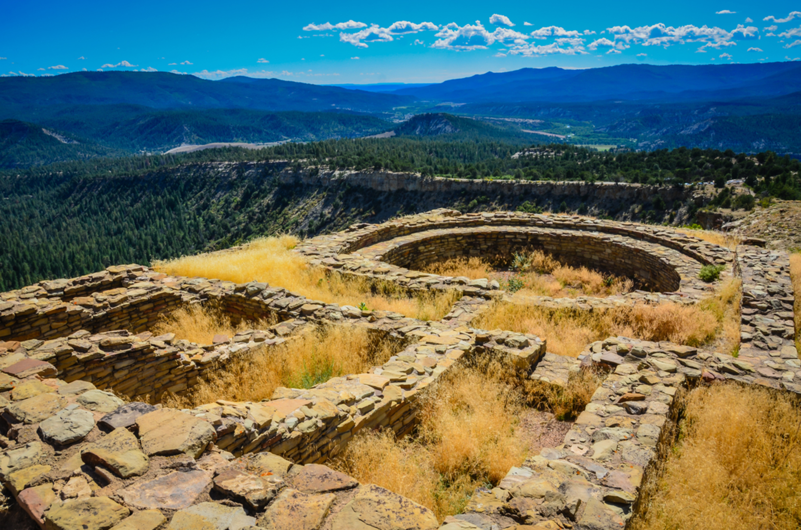 An image depicting the trail Chimney Rock Trail and its surrounding area.
