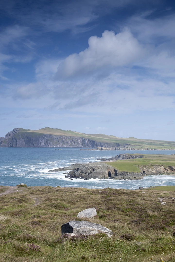 An image depicting the trail Dingle - Siuloid na Faille and its surrounding area.