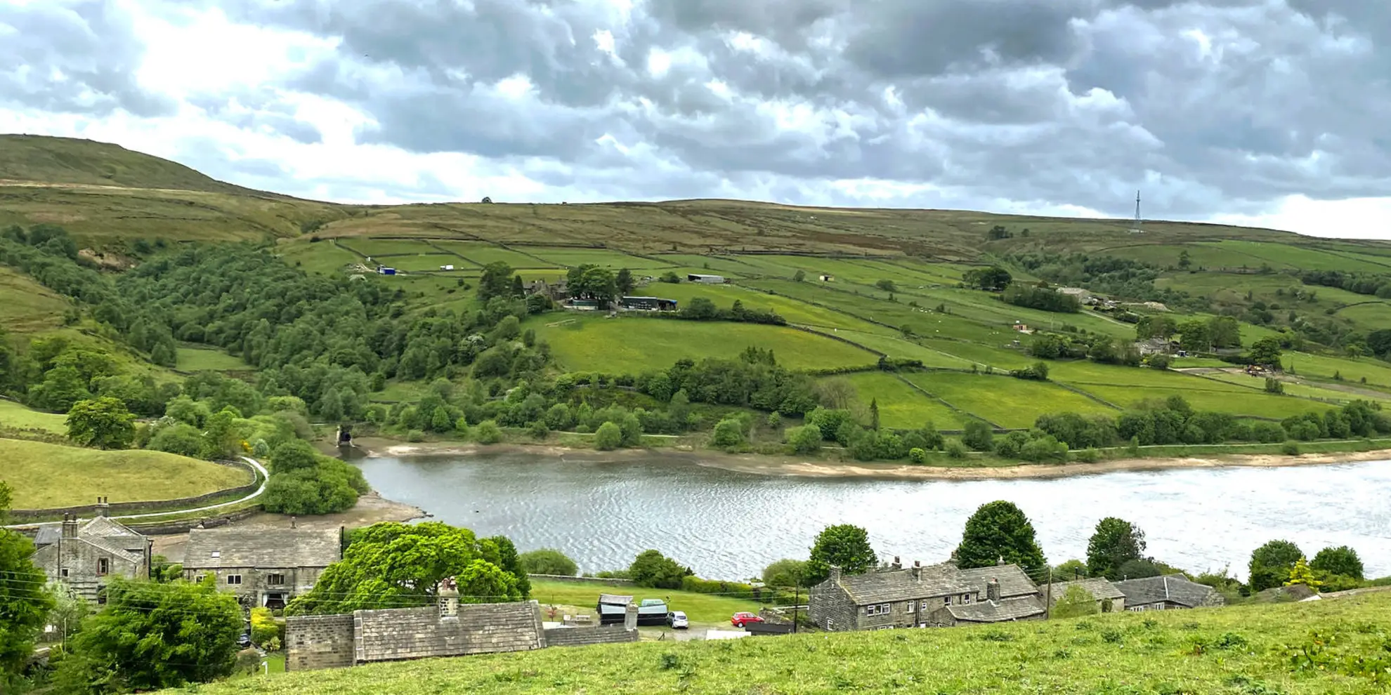An image depicting the trail Oxenhope - Leeshaw Reservoir - Penistone Hill - Haworth and Mytholmes and its surrounding area.