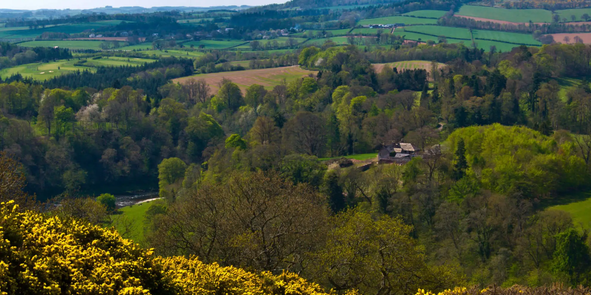 An image depicting the trail The Eildon Hills from Melrose and its surrounding area.