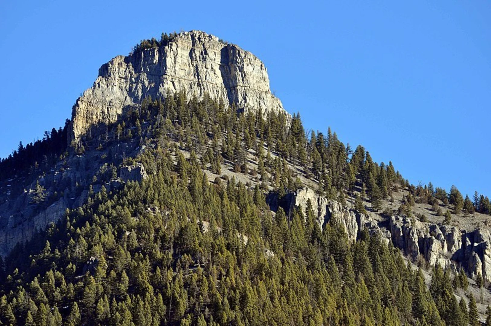 An image depicting the trail Storm Castle Mountain Trail and its surrounding area.