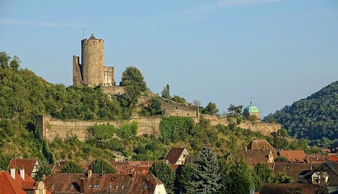 An image depicting the trail Wegelnburg, Château de Hohenbourg, Schlossberg and Château de Fleckenstein Loop via Wegelnburg Tour and its surrounding area.