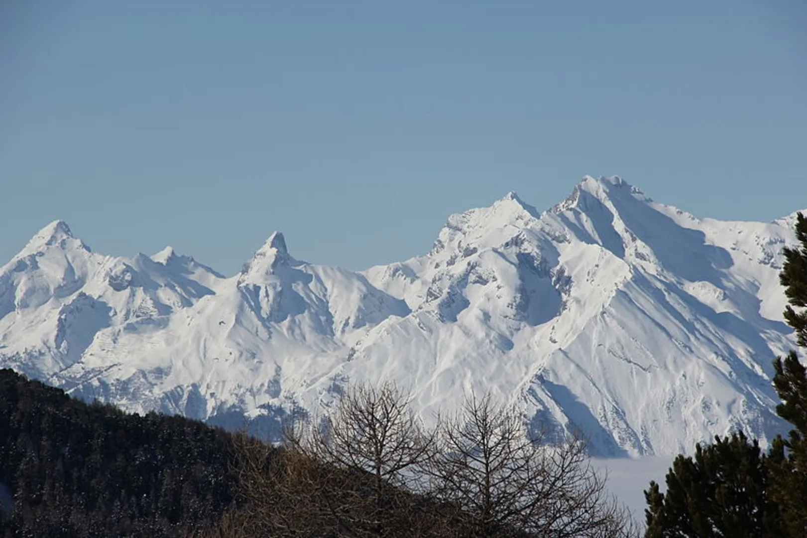 An image depicting the trail Tour des Muverans and its surrounding area.