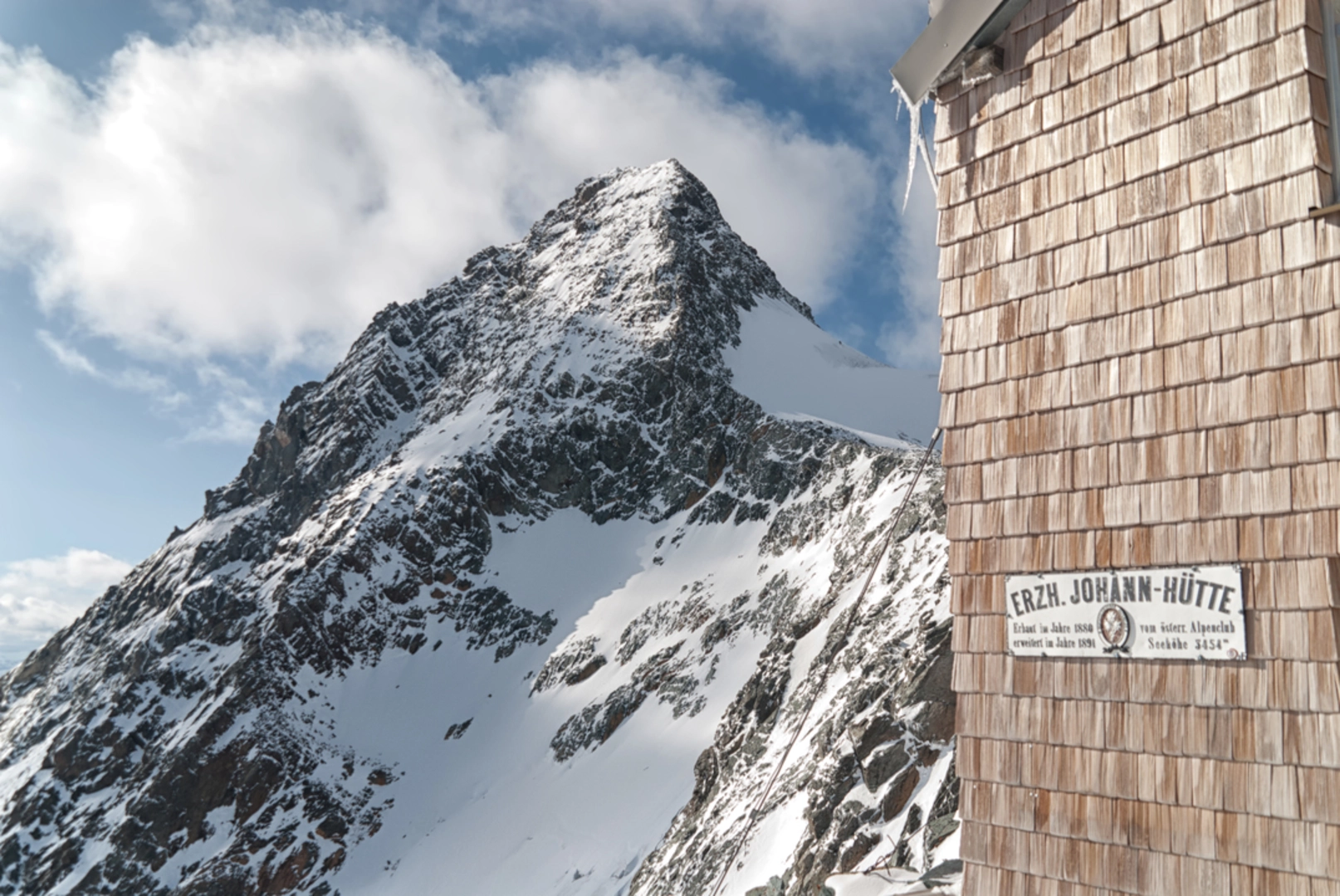 An image depicting the trail Mahdfeldalm Loop Hike and its surrounding area.