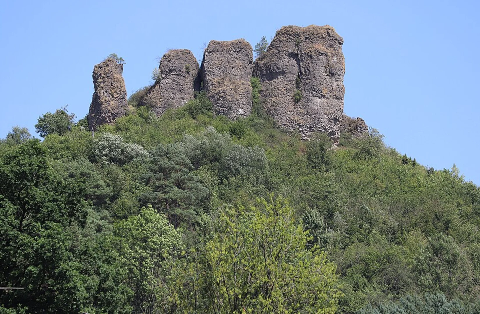 An image depicting the trail Höhenberg, Ruine Dreimuhlen, Wasserfall Dreimuhlen and Kloster Niederehe Loop and its surrounding area.